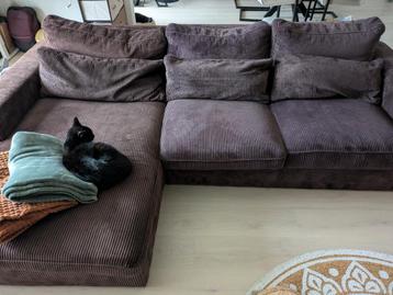 Bruine ribstof bank met chaise longue