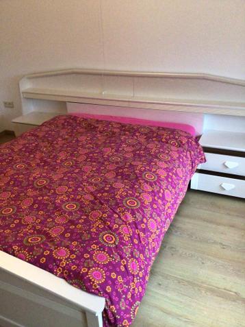 Bed met ombouw en 2 ingebouwde nachtkastjes, GRATIS