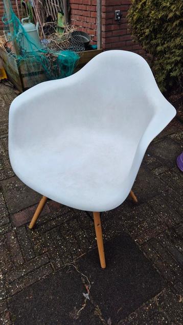 Witte design stoel met houten poten 2 stuks