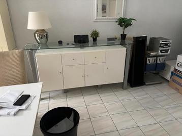 Wandmeubel met glazen omlijsting