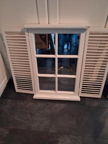 Te koop spiegel met Louvre deurtjes