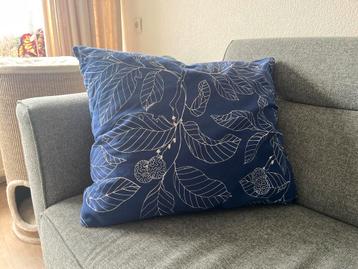 Blauw sierkussen voor op de bank