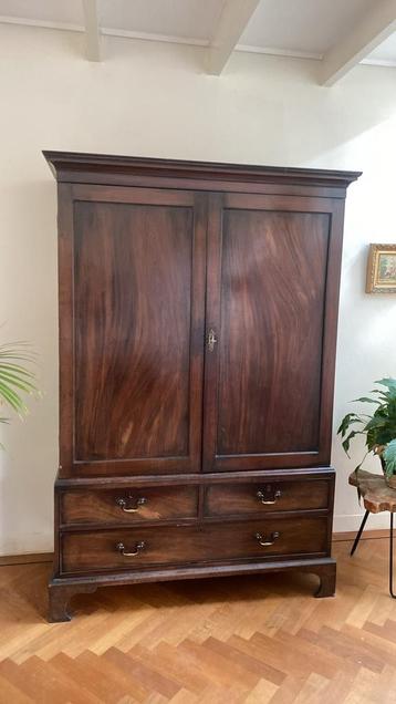 Antieke servies kast gratis