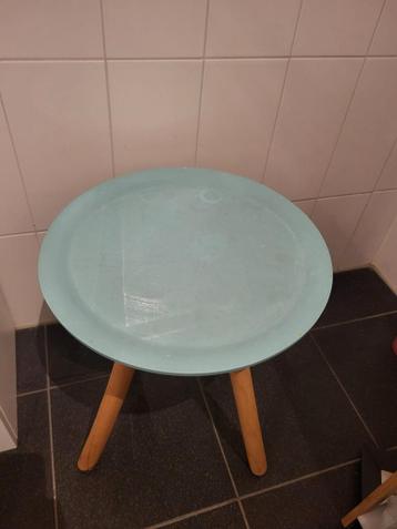 Leuk bijzettafeltje met gebruikssporen