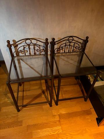 Twee tafeltjes/nachtkastjes met glazen blad - gratis