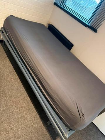 Eenpersoons aupingbed, met nieuwe bescherm hoes