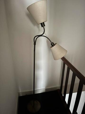 Stijlvolle vloerlamp met twee lampenkappen