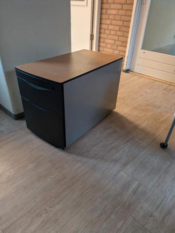 Klein bureaukastje met lades