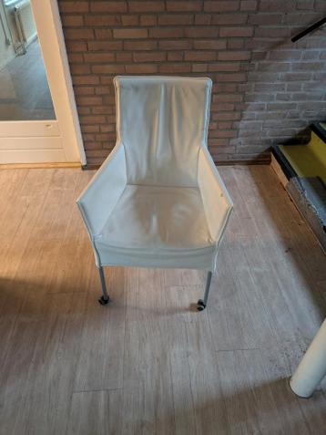 Witte stoel met wielen