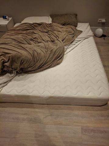 Gratis 180 cm matras - zonder dekens ect