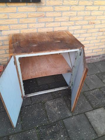 Werkplaats kastje met deuren en plank