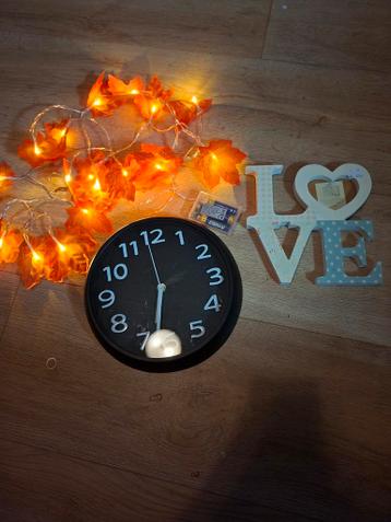 Zwarte Wandklok, slinger, love bord