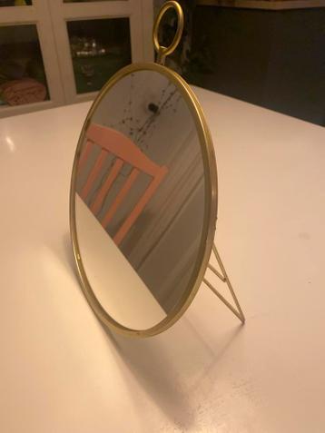 Ovale gouden spiegel met standaard