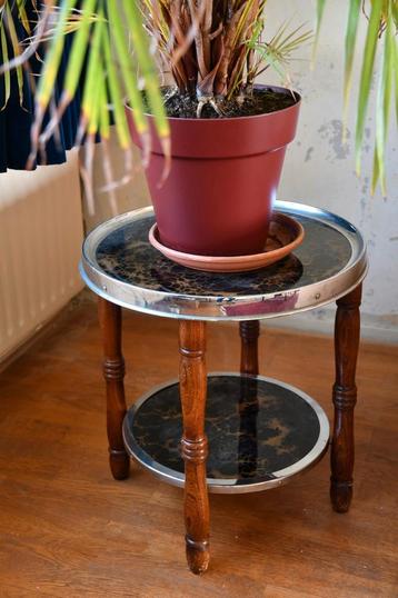 Tafeltje/krukje GERESERVEERD