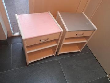 Twee nachtkastjes gratis