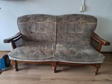 Klassieke tweezitsbank met houten details