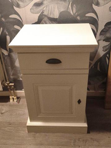 Nachtkastje met kleine beschadiging