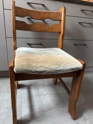4 eetkamerstoelen gratis op te halen