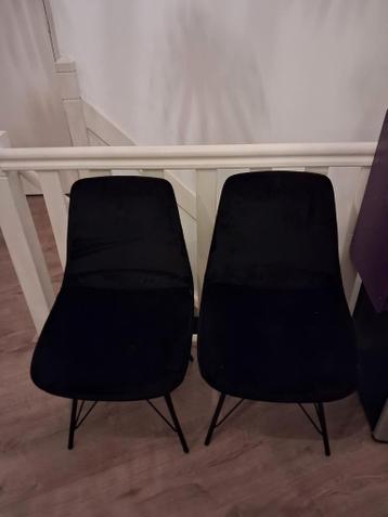 Twee zwarte stoelen
