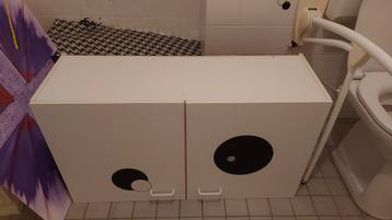 Witte hangkast met eenvoudig ophangsysteem