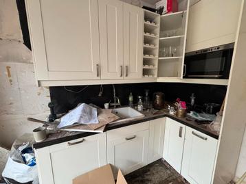 Witte Hoekkeuken met Zwart Blad gratis