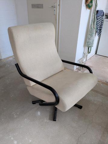 Crème witte fauteuil op draaipoot