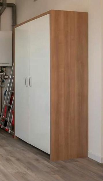 Ruime kledingkast met deuren