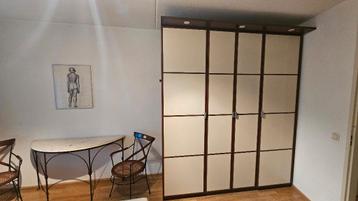 Gratis: Stijlvolle kledingkast met verlichting – nette staat