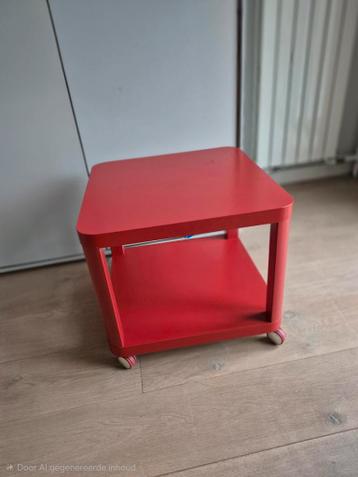 Gratis Rode bijzettafel / salontafel op wieltjes