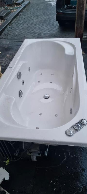 Bad met bubbelfunctie jacuzzi inbouwbad