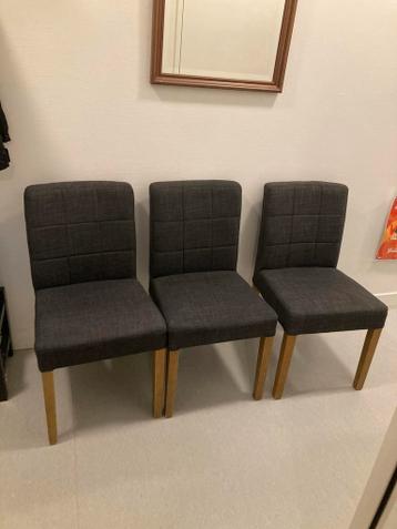 3 grijze stoelen