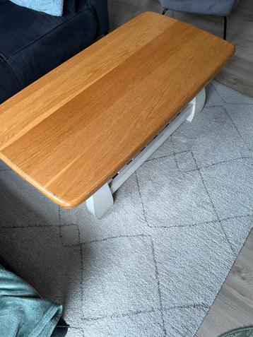Gratis af te halen: Stevige houten salontafel
