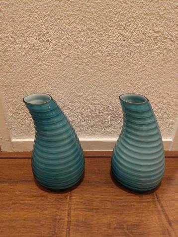 Twee blauwe glazen vazen - gratis