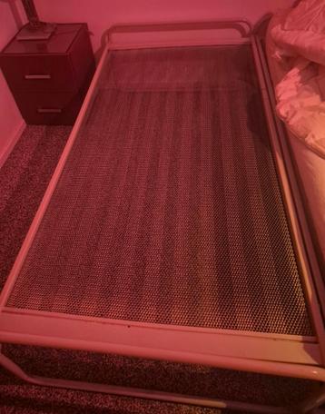 Twee metalen /ijzeren logeerbedden.