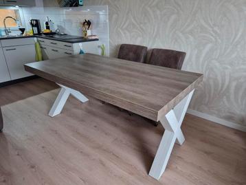 Nette ruime eettafel, 184x102 cm