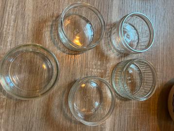 Vijf glazen schaaltjes voor borrelhapjes