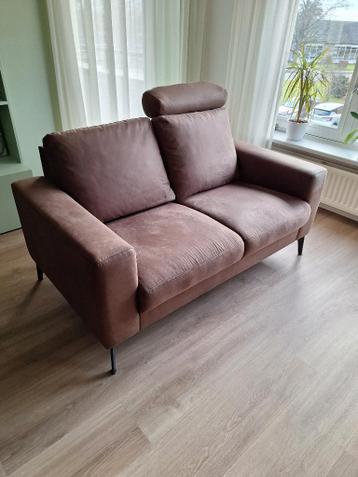 2 2 persoonsbanken, hocker bruin, tafel dienblad zwart