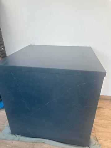 Halve keukeneiland met natuursteen blad