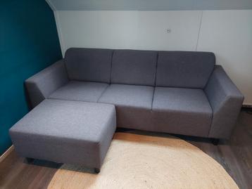 Gratis 3 zits-bank met poef. Zsm ophalen.