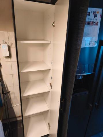 Hoge voorraadkast met planken