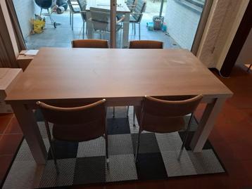 Eettafel met stoelen