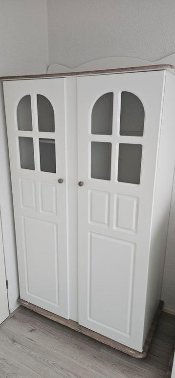 Witte kast voor kinderkamer