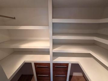 Gratis Kledingkast met lades en planken zelf aan te passen