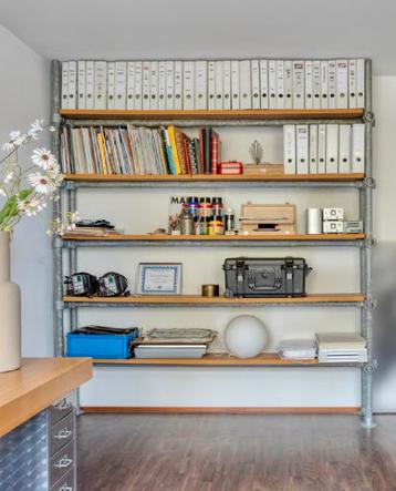 Stoer wandrek van steigerpijp en mooi hout