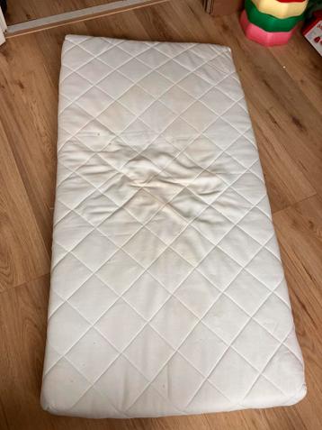 Peutermatras. 140X70 hoes kan je wassen. Gratis