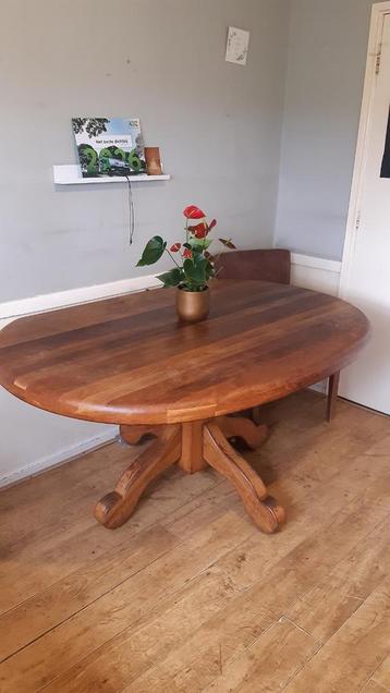 Stevige tafel  gratis