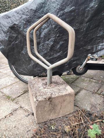 Fietsstandaard op betonnen voet, gratis