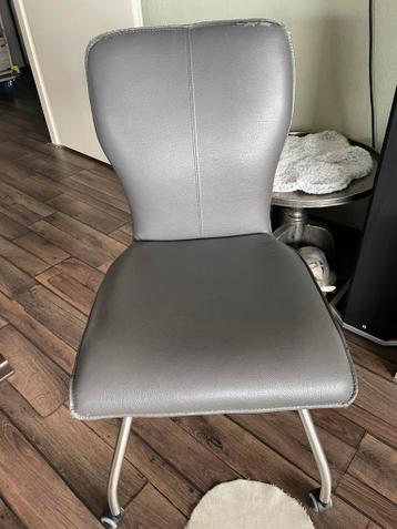 4 Grijze Eetkamerstoelen op Wielen - Opknapper