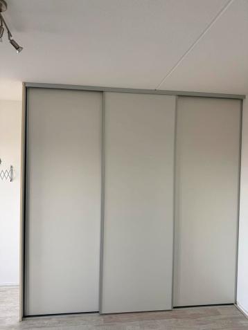 Grote kledingkast (243x243x73) - Gratis af te halen