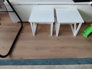 Twee witte bijzettafeltjes